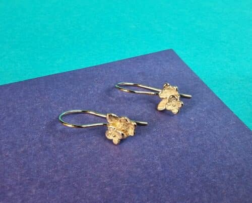 Vergeet me nietjes oorsieraden in roodgoud, maandbloem van september. Oogst Originals.