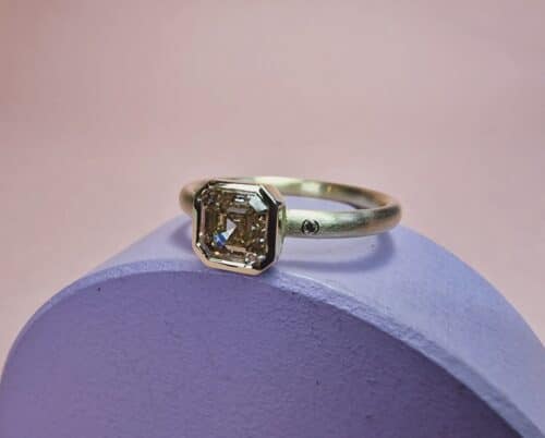 Tijdloze geelgouden verlovingsring met een 1,01 ct Asscher cut diamant. Moderne klassieker van Oogst.