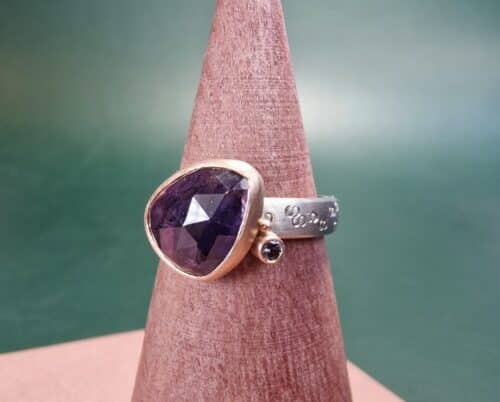 Witgouden ring met Winza saffier en violet spinel in roodgoud gezet. Speelse mix van vormen en kleuren. Originele eenmalige Oogst edelsteenring. Maandsteen van september en december.