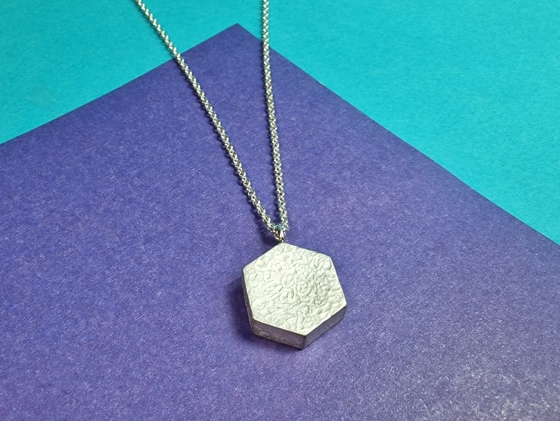 This sturdy silver 'Hexagon' pendant is from the 'Crystals' line in the 'Amorphous vs Crystaline' series. A bold piece with robust texture. Design by Oogst.