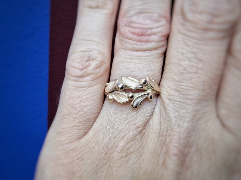 Elegante Blaadjes ring roségoud met speelse besjes en takjes. Uit het Oogst atelier. Om de vinger gezien.