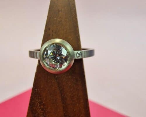 Witgouden statement ring Boleet met een eigen diamant met spitse hamerslag. Maatwerk uit het Oogst atelier.
