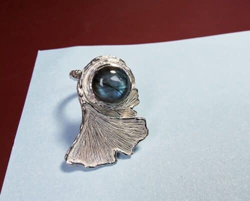 Uitgesproken Ginkgo ring zilver met labradoriet cabochon. Van Oogst Goudsmeden.