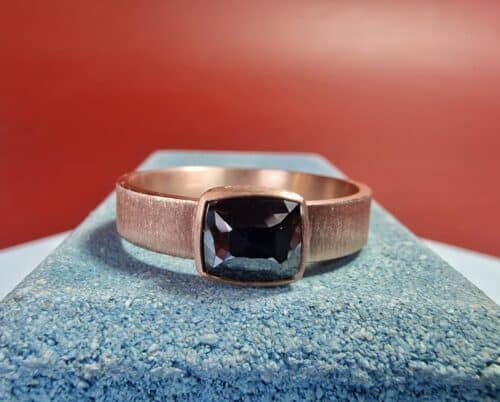 Herenring Fluweel roodgoud met zwarte diamant. Stijlvol en stoer design van Oogst.