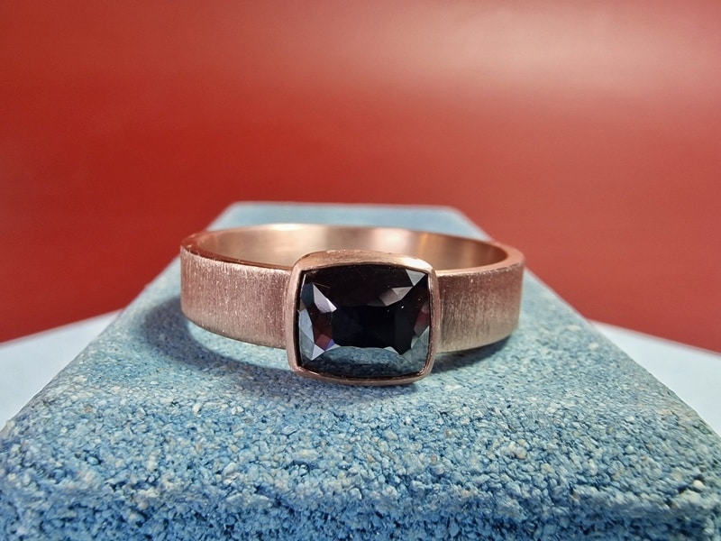 Herenring Fluweel roodgoud met zwarte diamant. Stijlvol en stoer design van Oogst.