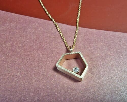 Roodgouden Huisje hanger uit de Japonais serie van Oogst met 0,06 ct pinkish brown diamant.