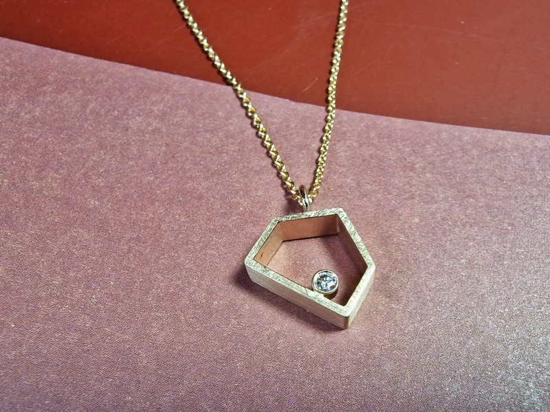 Roodgouden Huisje hanger uit de Japonais serie van Oogst met 0,06 ct pinkish brown diamant.