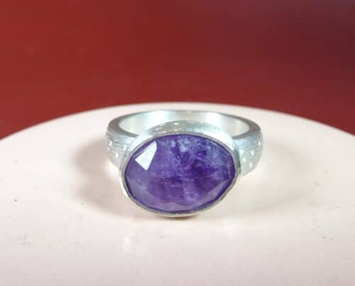 Zilveren edelsteenring ‘Ritme’. Levendige ring met roosgeslepen amethist, spitse hamerslag en speelse stipjes. Uit het Oogst atelier. Geboortesteen van februari.