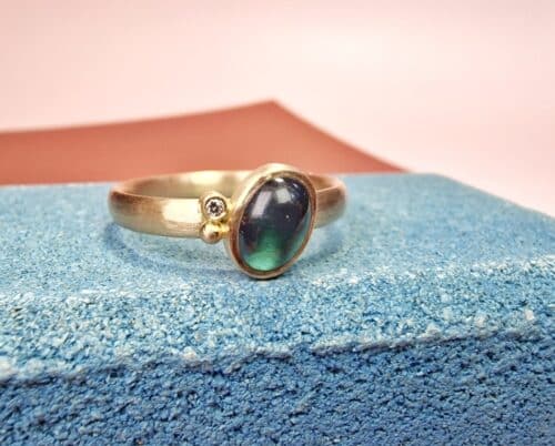 Ritme ring met groene toermalijn, diamant en besje. Van eigen goud vervaardigd door Oogst.