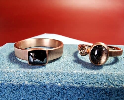 Trouwringen Verzameling en Eenvoud uit het Oogst atelier. Roodgoud met zwarte diamant. Roodgoud met grijze toermalijn en bruine diamant.