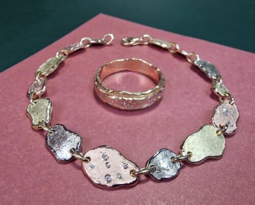 Gouden schakel heren armband 'Erosie'. Deze geel-, rood- en witgouden speelse schakels vallen soepel om de pols. Robuust & stoer Oogst ontwerp met diamant. Maatwerk.