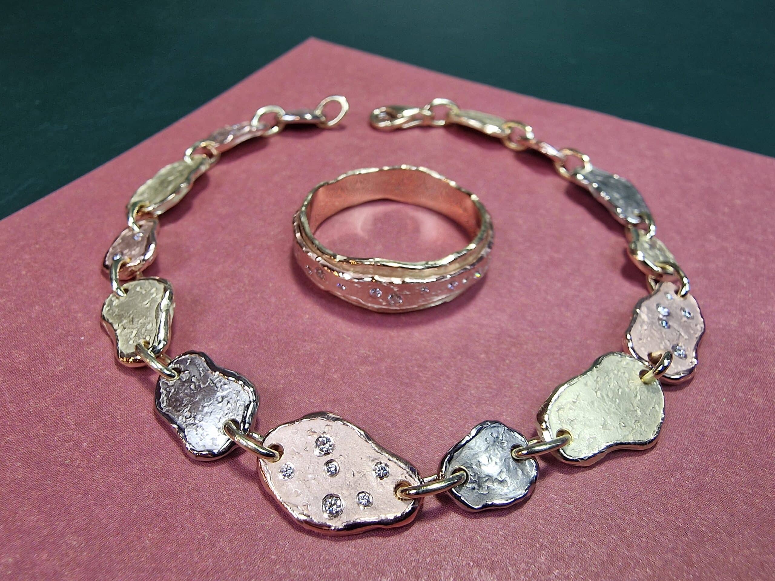 Gouden schakel heren armband 'Erosie'. Deze geel-, rood- en witgouden speelse schakels vallen soepel om de pols. Robuust & stoer Oogst ontwerp met diamant. Maatwerk.