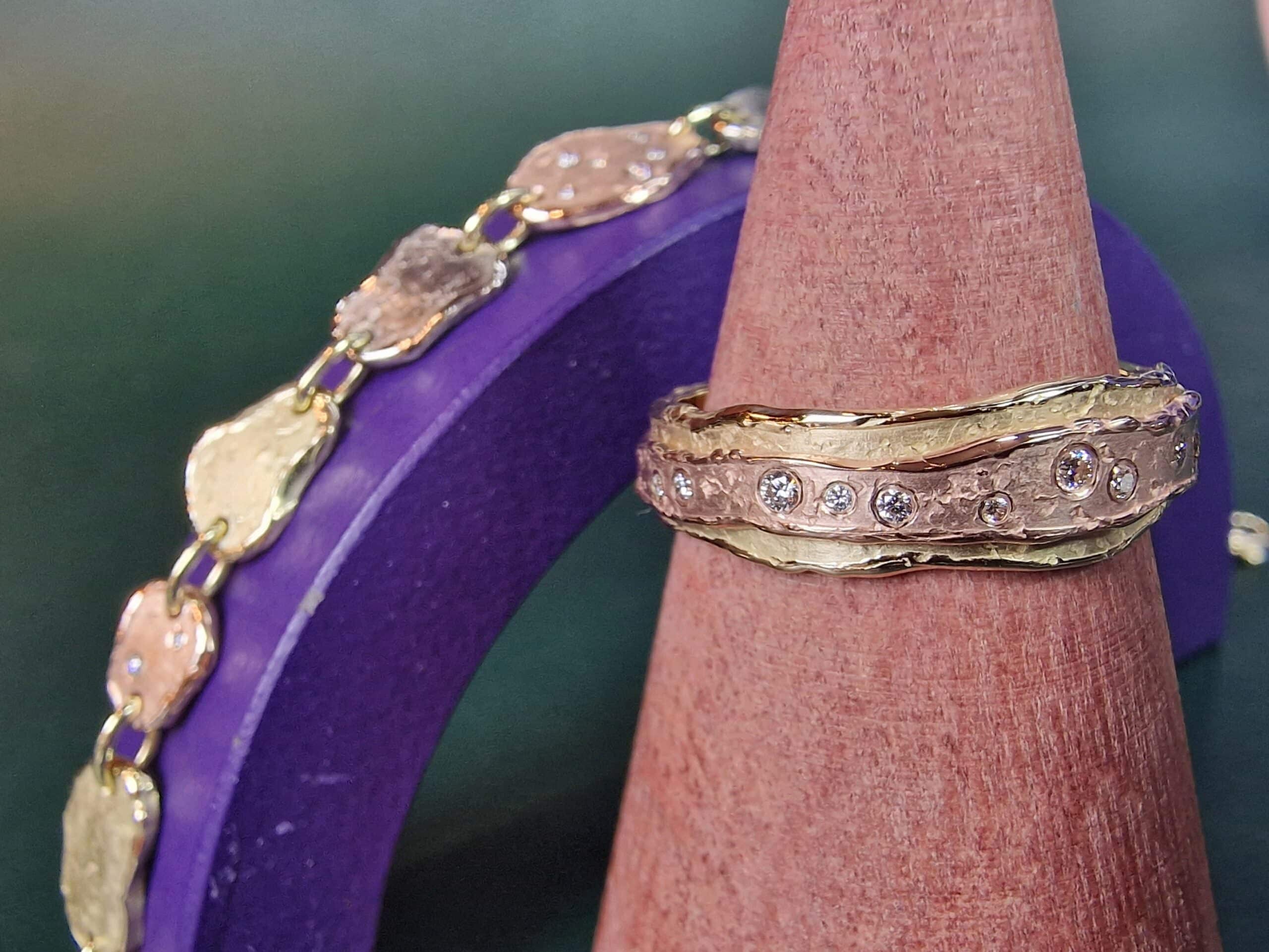 Heren ring roodgoud en geelgoud met diamanten. Gouden schakel heren armband 'Erosie'. Deze geel-, rood- en witgouden speelse schakels vallen soepel om de pols. Robuust & stoer Oogst ontwerp met diamant. Maatwerk.
