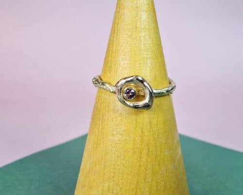 Geelgouden Takje ring met Amorf element roségoud en een roze spinel. Verfijnde edelsteenring van Oogst Goudsmeden.