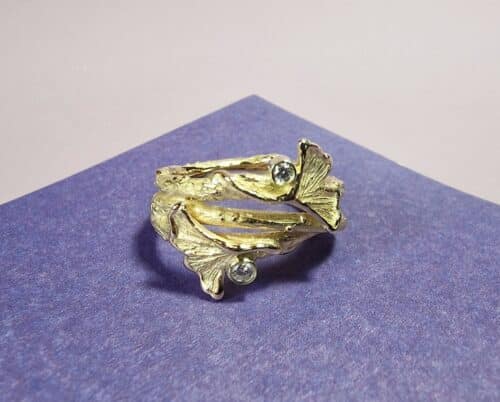 Geelgouden takjes ring met verfijnde Ginkgo blaadjes en 0,05 ct en 0,03 ct diamanten. Statement ring van Oogst Goudsmeden.