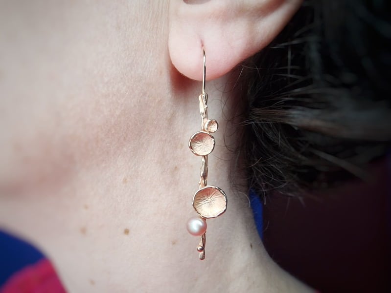 Oorsieraden Zwammen in roodgoud met roze bouton parel in het oor. Oogst Originals.