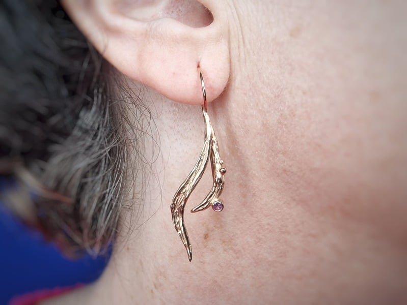 Roodgouden oorsieraden lange Bladeren met roze saffier, met krul. In het oor. Oogst Originals.