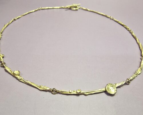 Geelgouden verfijnd collier uit de 'Twist' serie met subtiele details van zwammen, perziken en besjes. Oogst Goudsmeden