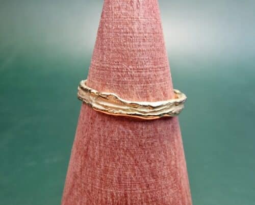 Verfijnde geelgouden ring uit de 'Twist' serie met beweeglijke textuur. Bijzondere basic uit het Oogst atelier. Ook leuk als aanschuifring.