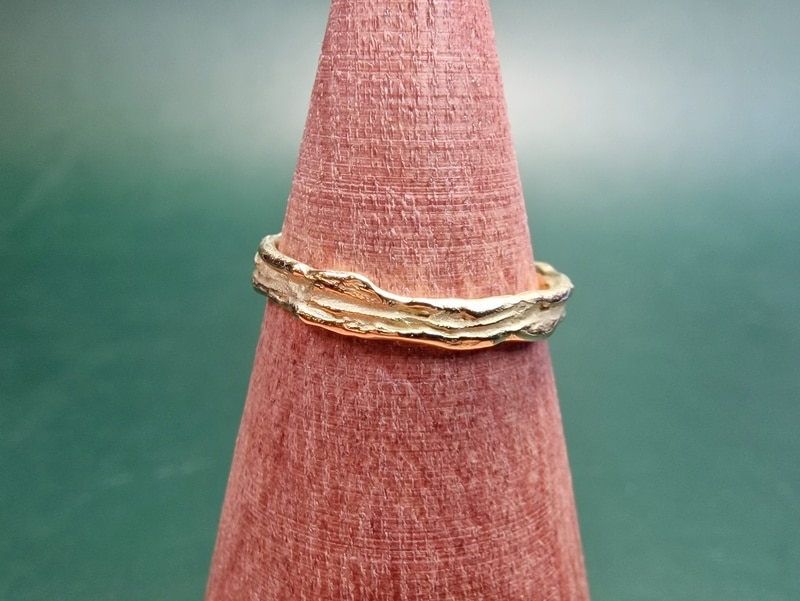 Verfijnde geelgouden ring uit de 'Twist' serie met beweeglijke textuur. Bijzondere basic uit het Oogst atelier. Ook leuk als aanschuifring.