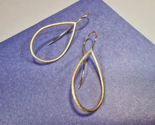 Roodgouden oorsieraden Druppel met krul. Strakke look. Uit het Oogst atelier.