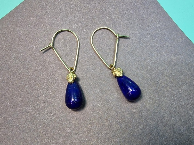 Yellow gold long earrings 'Berries' with lapis lazuli, birthstone of September. Created by Oogst.