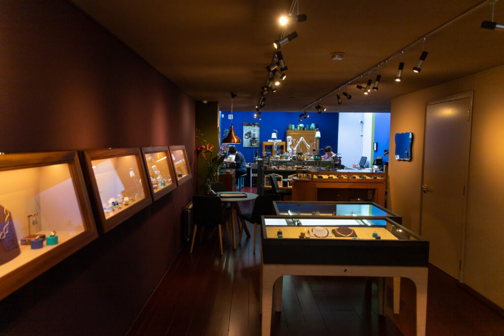 Binnenkijken bij Oogst Goudsmeden in Amsterdam. Winkel met atelier.