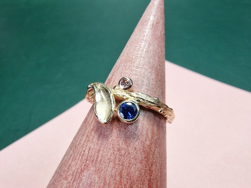 Blaadjes ring roségoud 0,28 ct saffier en 0,045 ct orange pink diamant. Oogst Goudsmeden.