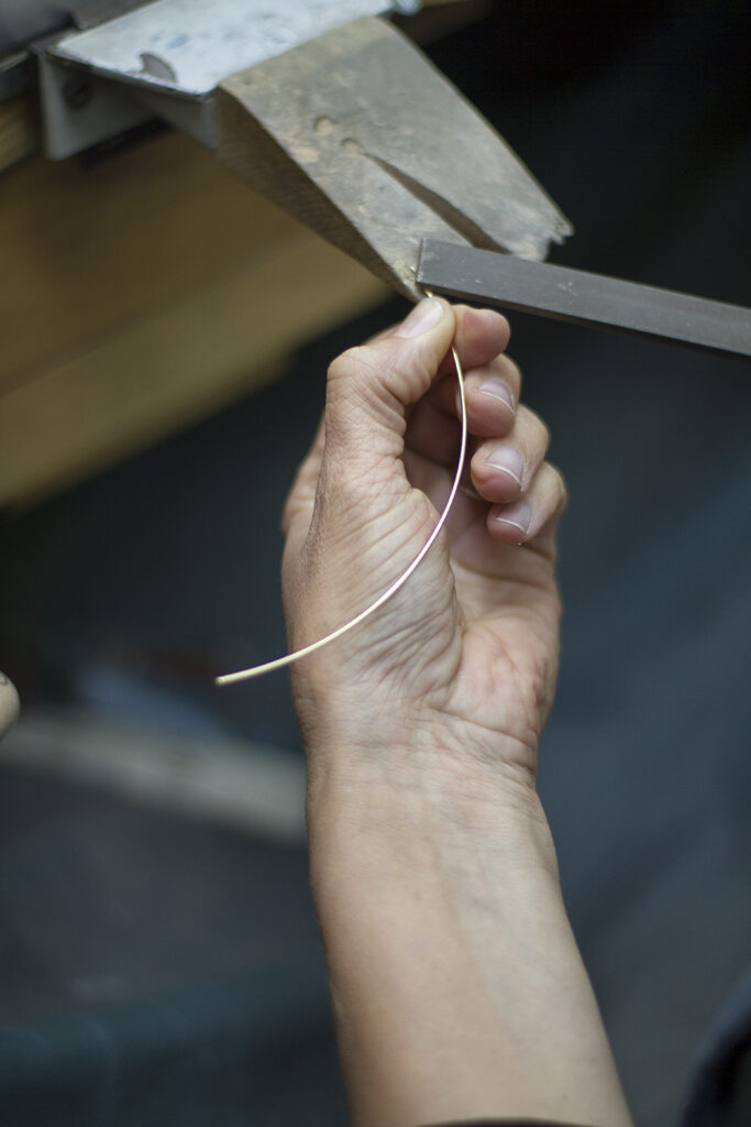 Draad punt vijlen in het Oogst goudsmid atelier. Aan de werkbank.