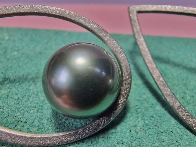 Druppel oorsieraden, witgoud met tahiti Zuizee parels. Strak en stijlvol paar van Oogst. Ingezoomd op parel.