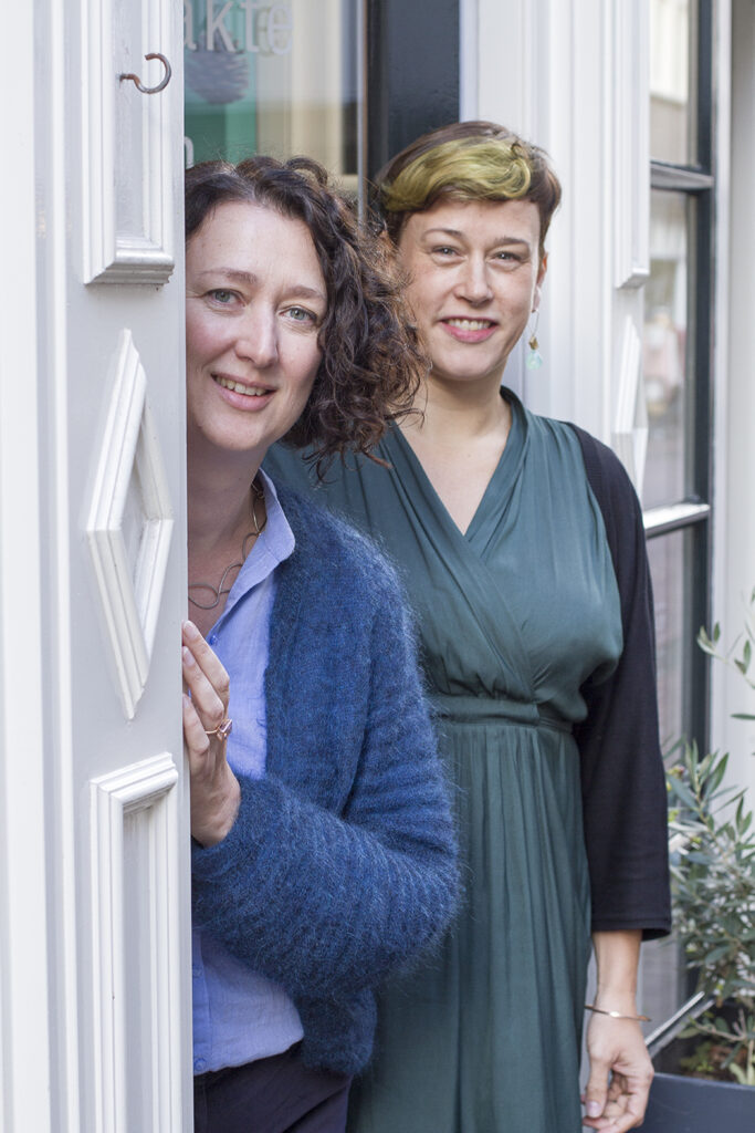 Ellen en Lotte, de Oogst Goudsmeden, voor de winkel. Portret uit 2019.