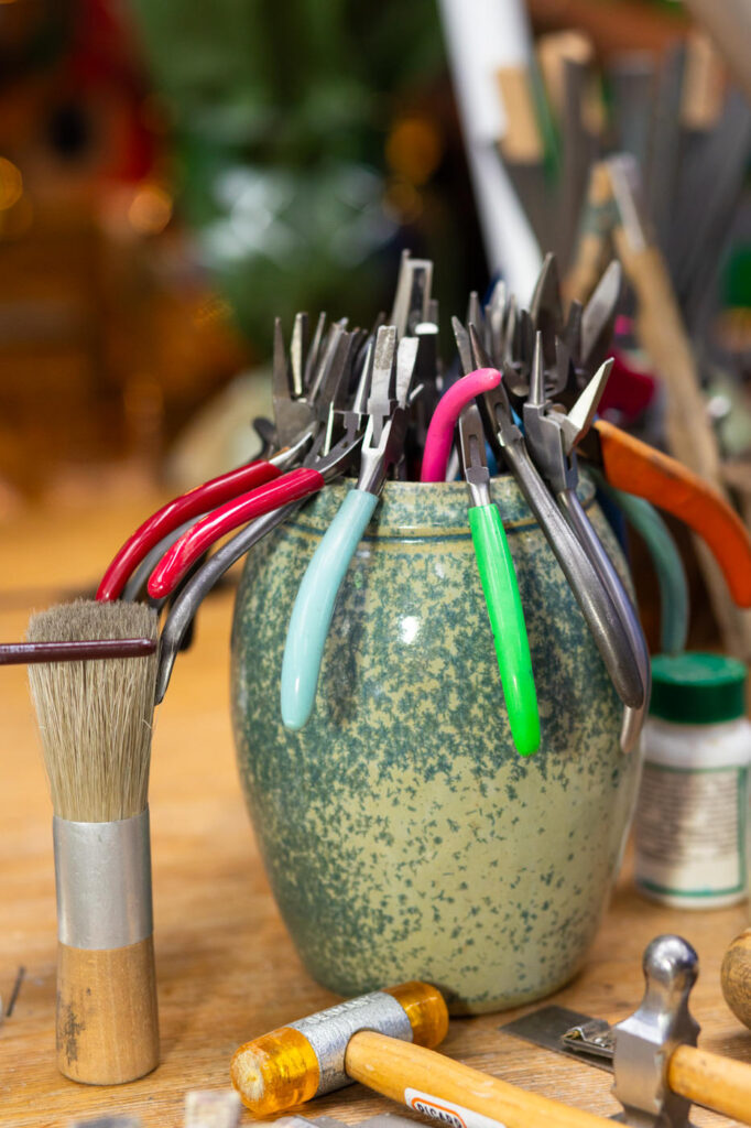 Gereedschappen in het goudsmid atelier, tangen, hamers en meer. Oogst Goudsmeden