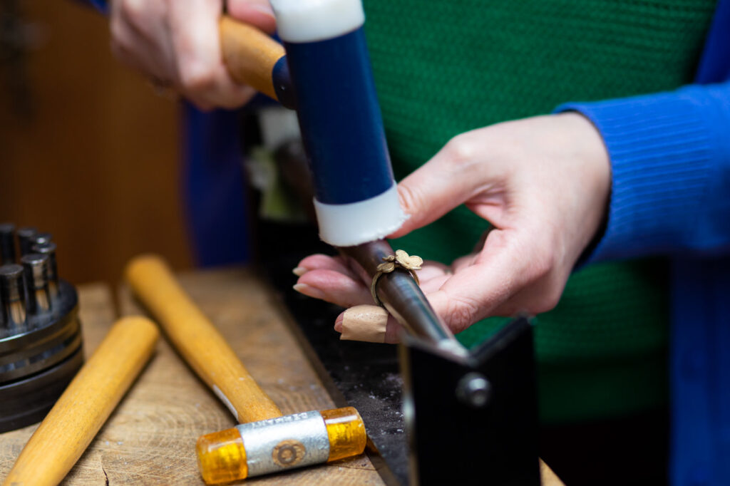 Hameren van een ring. Goudsmid aan het werk bij Oogst Sieraden in Amsterdam. 
