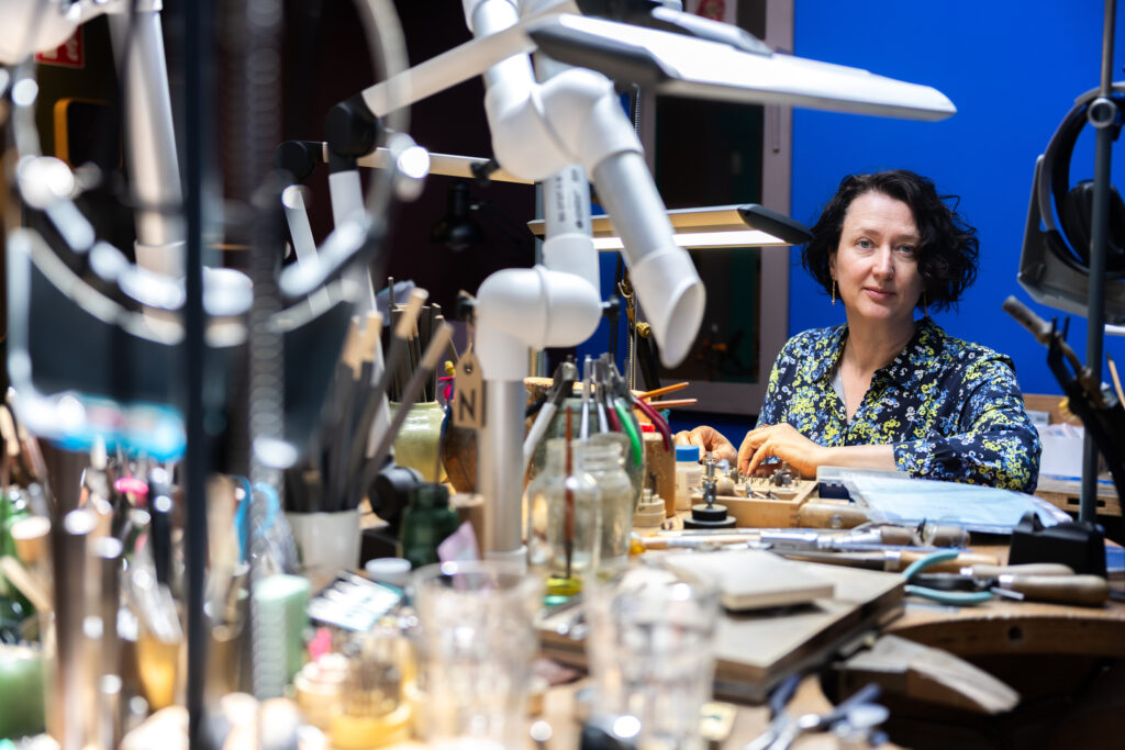 Altijd omringd door gereedschap als je  aan het werk bent in het atelier van Oogst Goudsmeden. 