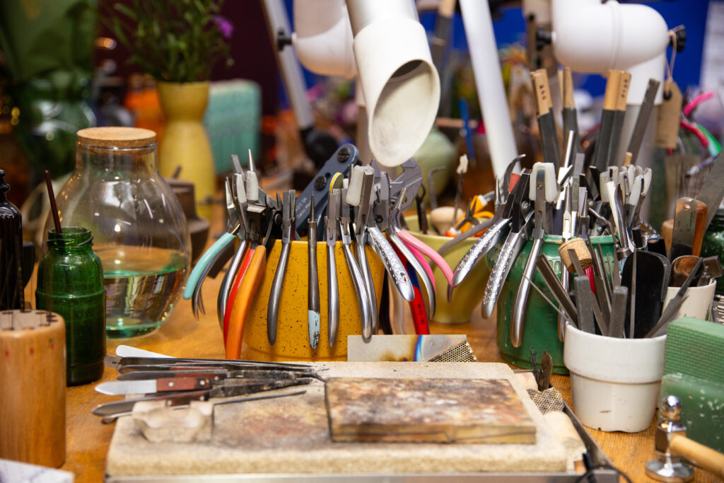 Het Oogst goudsmid atelier vol met gereedschappen
