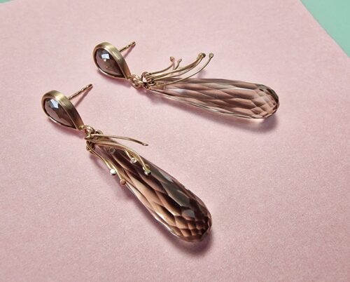 Hortus oorsieraden met rookkwarts brioletten en natural diamanten. In roodgoud. Met stekers.