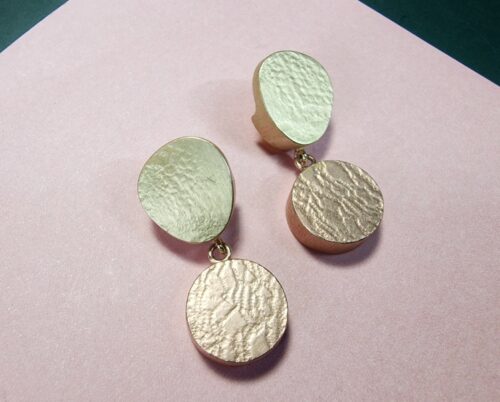Japonais oorsieraden in geelgoud en roodgoud. Doosjes met textuur en stekers. Opvallend paar uit het Oogst atelier.