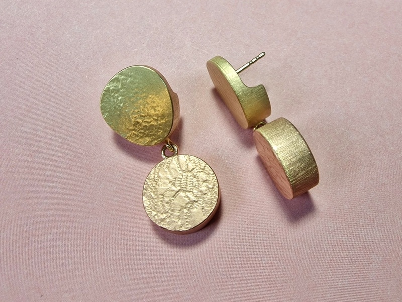 Rose gold and yellow gold 'Boxes' earrings. Bold pair with texture and studs. Design from our Japonais series, created by the Oogst goldsmith studio in Amsterdam. Seen from the side.