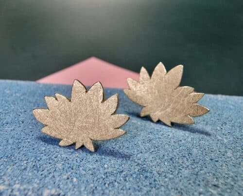 Japonais oorsieraden. Chrysant met stekers in geelgoud. Oogt Goudsmeden.