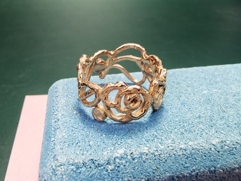 Mackintosh ring in roodgoud. Met open motieven van blaadjes en roos rondom. Uitgesproken en elegante statement ring uit het Oogst atelier.