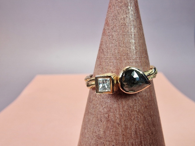 Twist ring roségoud met peervorm roosgeslepen zwarte diamant en princess geslepen diamant in kubus gezet. Verrassende verlovingsring. Uit het Oogst atelier.