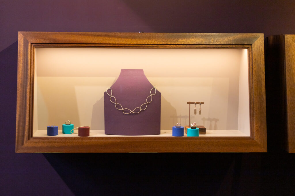Unieke handgemaakte sieraden in de vitrine van Oogst Goudsmeden in Amsterdam
