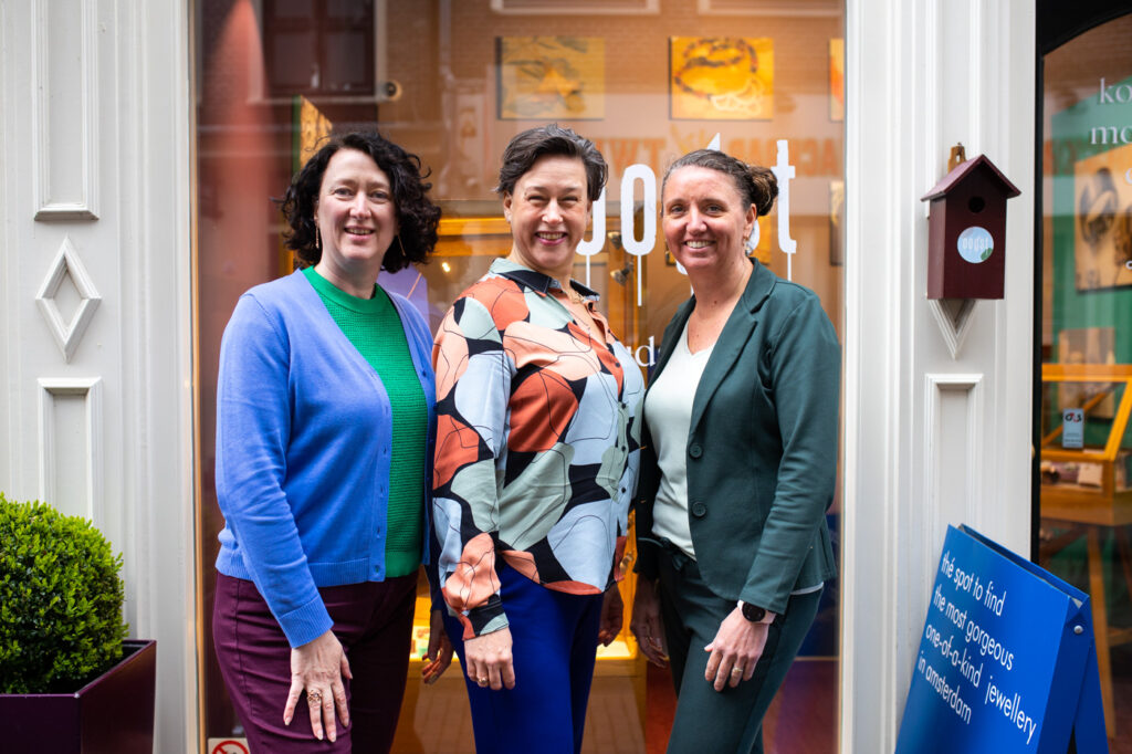 Lotte, Ellen en Nathalie van Oogst Goudsmeden voor de winkel. Portret uit 2023.