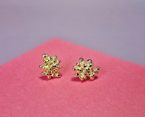 Geelgouden Bessen oorstekers met diamant. Statement paar van Oogst Goudsmeden.