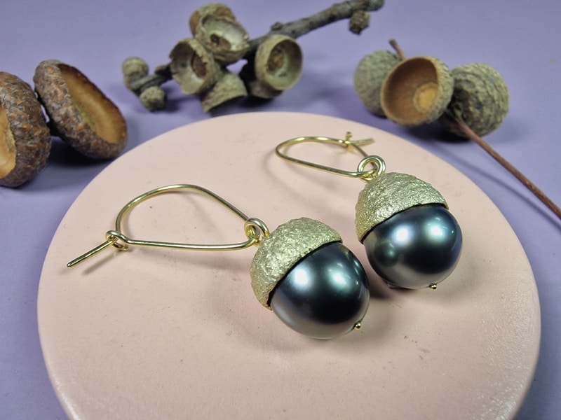 Geelgouden Eikendopjes met Tahiti Zuidzeeparels oorsieraden. Uit het Oogst atelier.