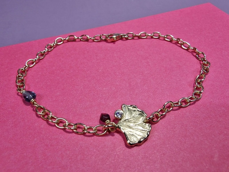 Geelgouden Ginkgo armband met saffier, granaat en diamant. Maatwerk uit het Oogst atelier.