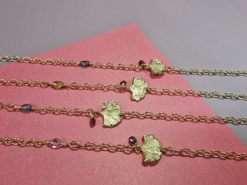Geelgouden Ginkgo armband met saffier, granaat en diamant. Maatwerk uit het Oogst atelier. Cadeau voor de getuigen.