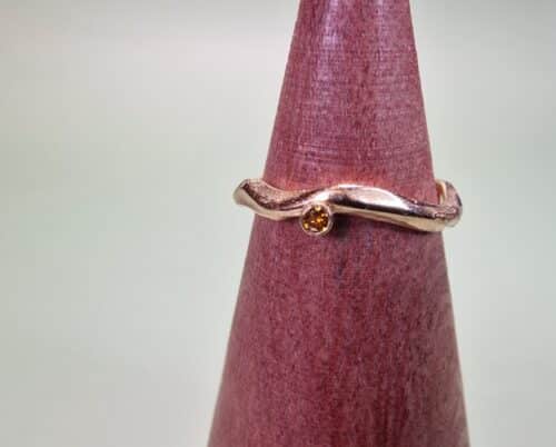 Verfijnde Golf verlovingsring in roségoud met cognac diamant. Uit het Oogst atelier.