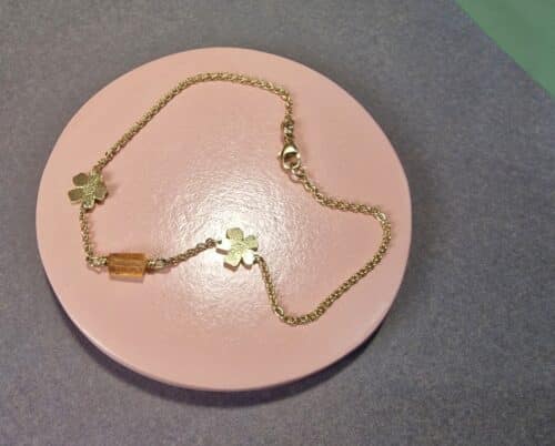 Geelgouden Goudsbloem armband met imperial topaas. Verfijnde armband met geboortebloem van oktober. Eenmalig verfijnd sieraad. Uit het Oogst atelier.