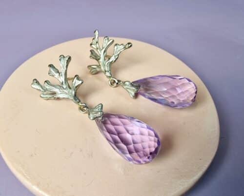 Zeewier oorsieraden in witgoud met briolet geslepen amethist eronder bungelend. Eenmalig paar van Oogst.